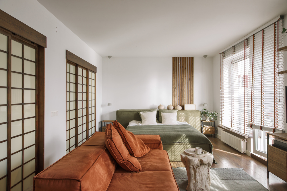 Incluir un sofá en el dormitorio puede elevar su confort y estilo. Descubre cómo lograr un diseño cálido y funcional con esta tendencia en auge.